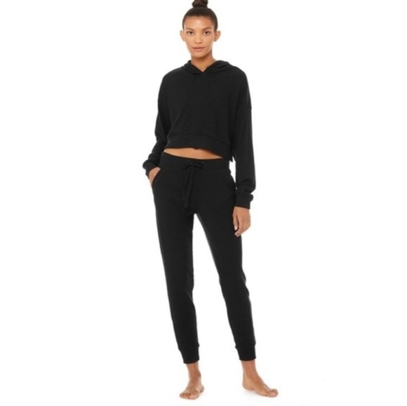 ALO YOGA MUSE SWEATPANT IN BLACK - Picture 4 of 10